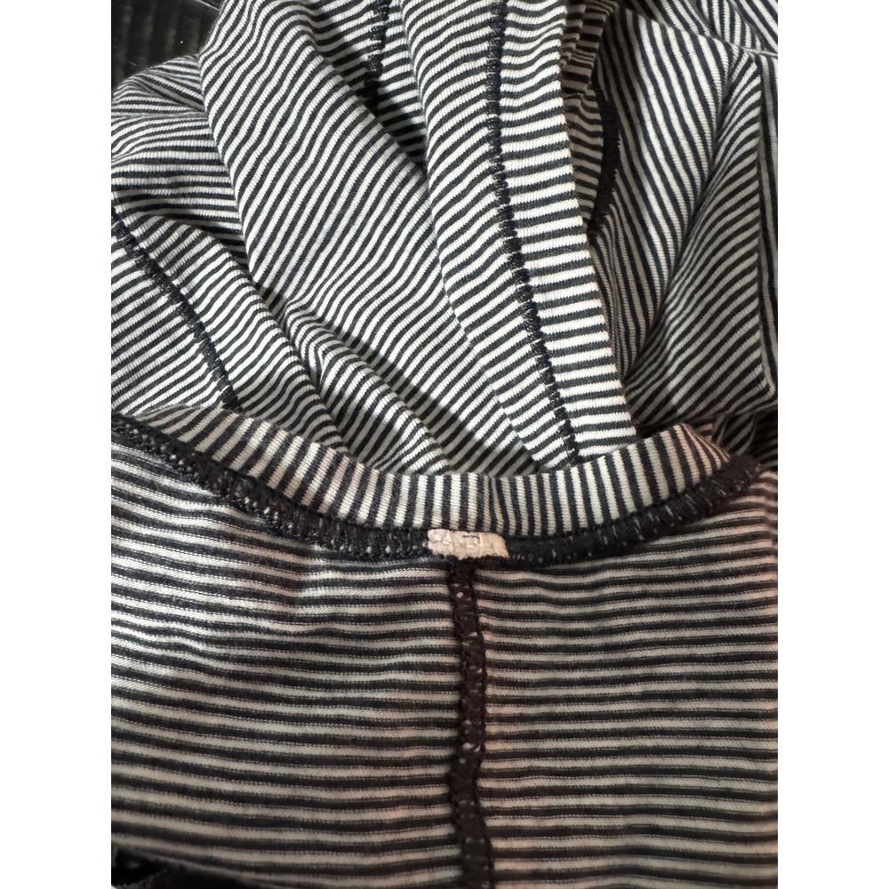 Lululemon Black White Striped Racerback Tank Top Scoop‎ Neck Athletic Size 4 - Picture 4 of 4